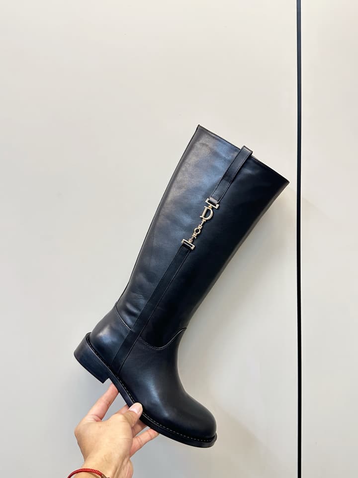 Dior Chain-Embellished Leather Riding Boots – 26FW