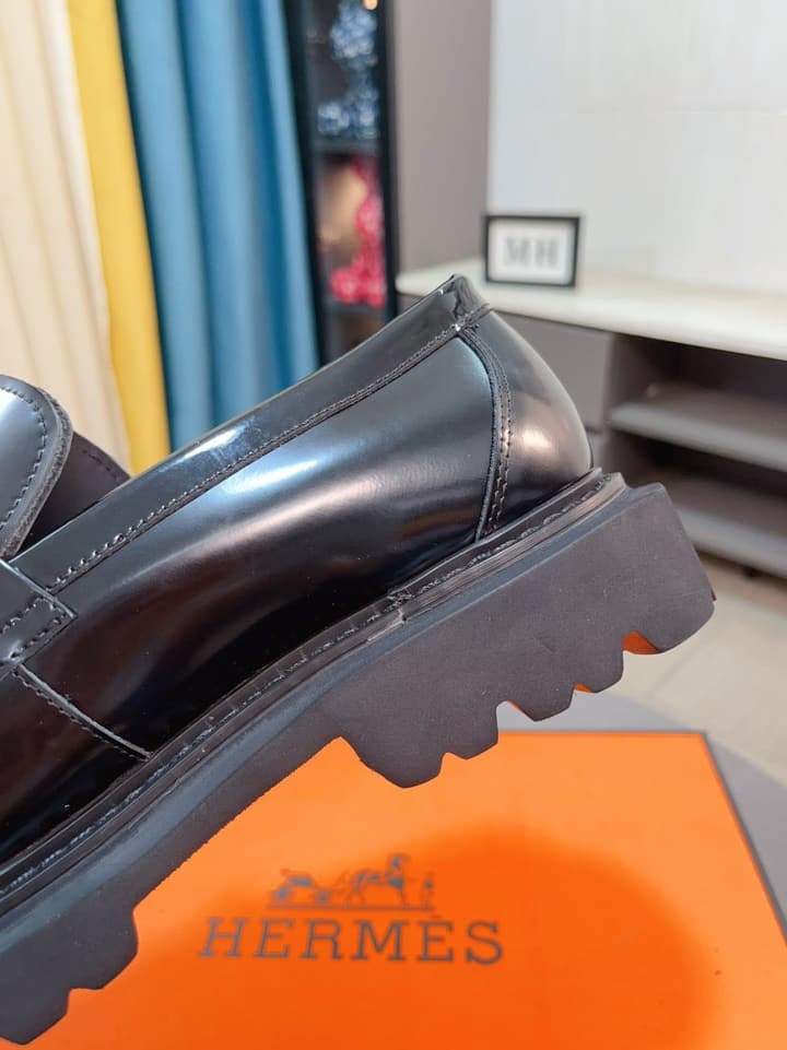 Hermès Business Leather Loafers in Black Loafers Foreground