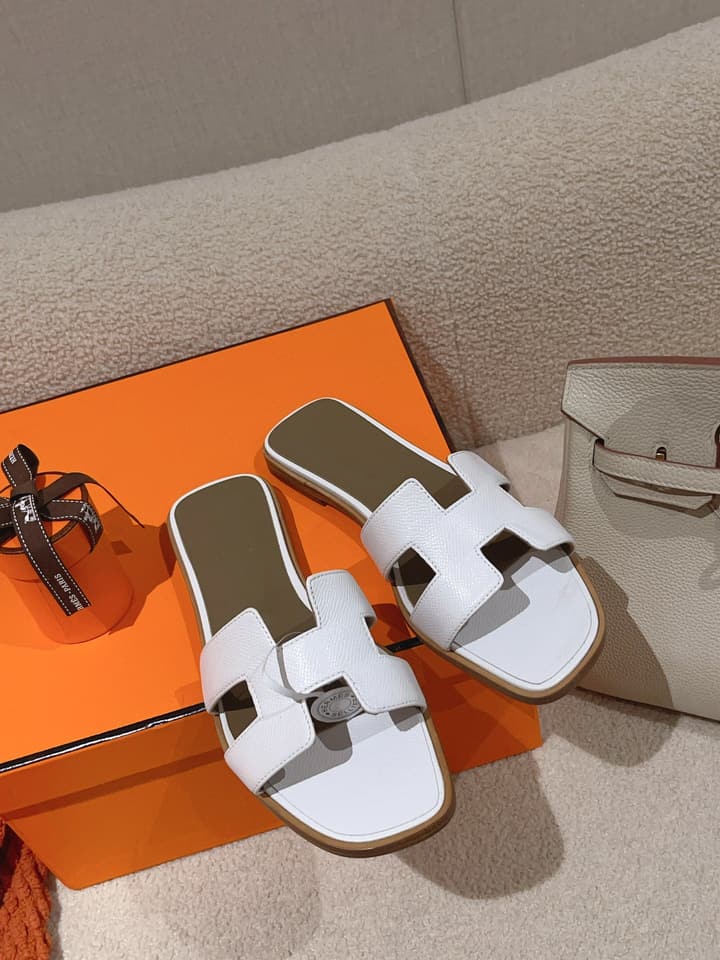 Hermès Oasis H Flat Sandals in Taupe Strap