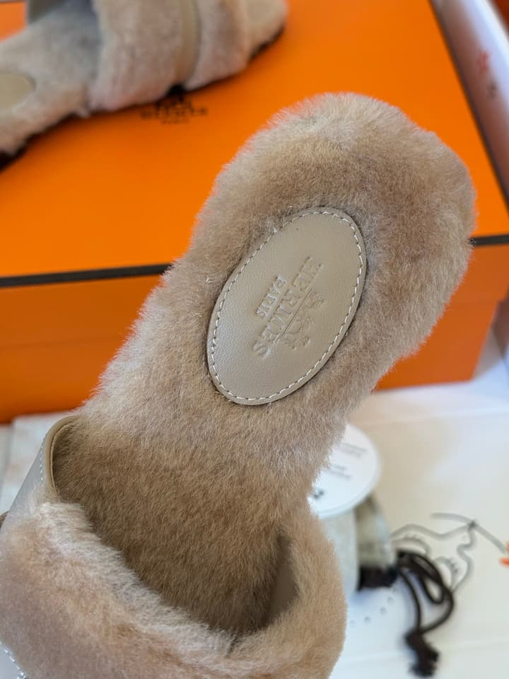 Hermès Kelly Buckle Fur Slippers – 25FW in Cognac Two-tone Plush