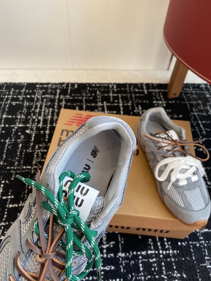 Miu Miu x New Balance 530 Sneakers – 25SS in Light Silver With Mixed Laces