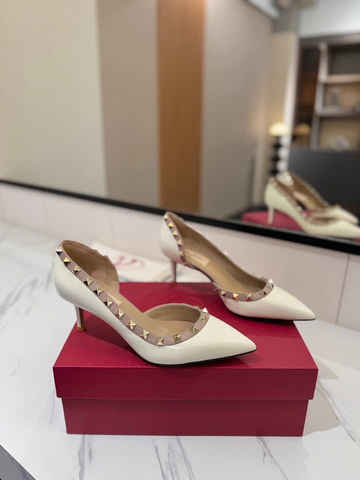 Valentino Rivet Classic Pumps in Black Patent