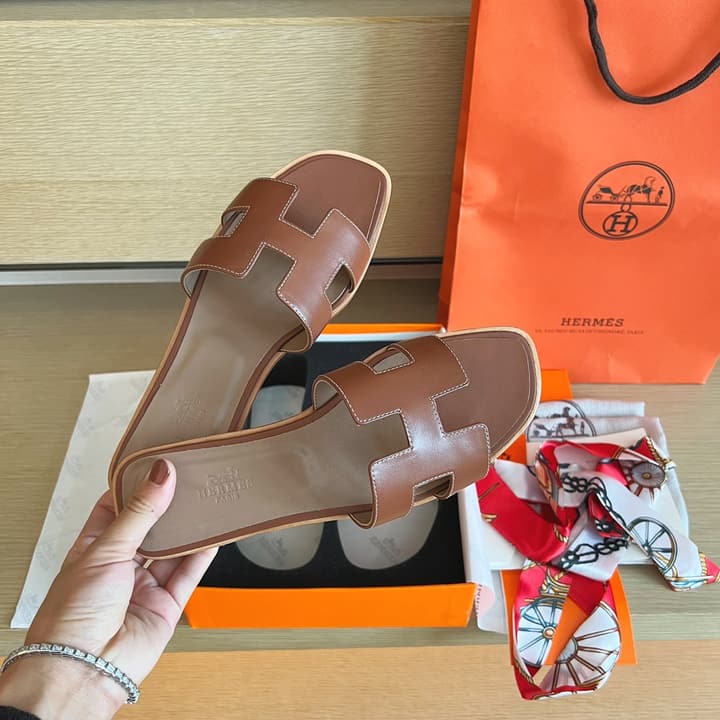 Hermès Handmade Leather Sandals – 2023 Spring Collection in Navy Blue Leather