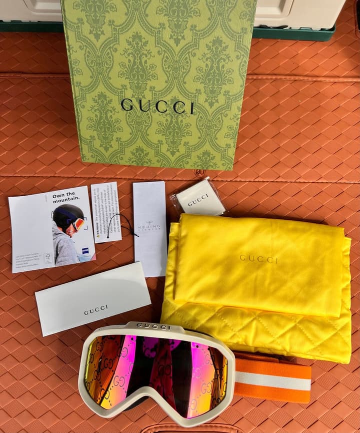 Gucci Luxury Ski Goggles in Black Frame Gucci Stripe