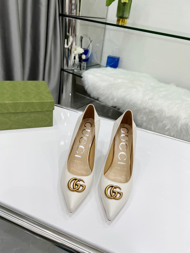 Gucci Double G Buckle Pointed Pumps in Cream Patent Pump