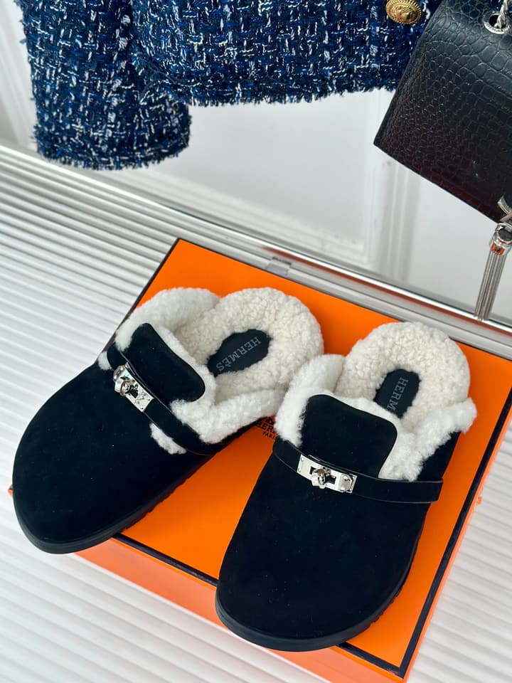 Hermès Kelly Buckle Furry Slippers – Autumn/Winter Collection in Black Suede With White Fur
