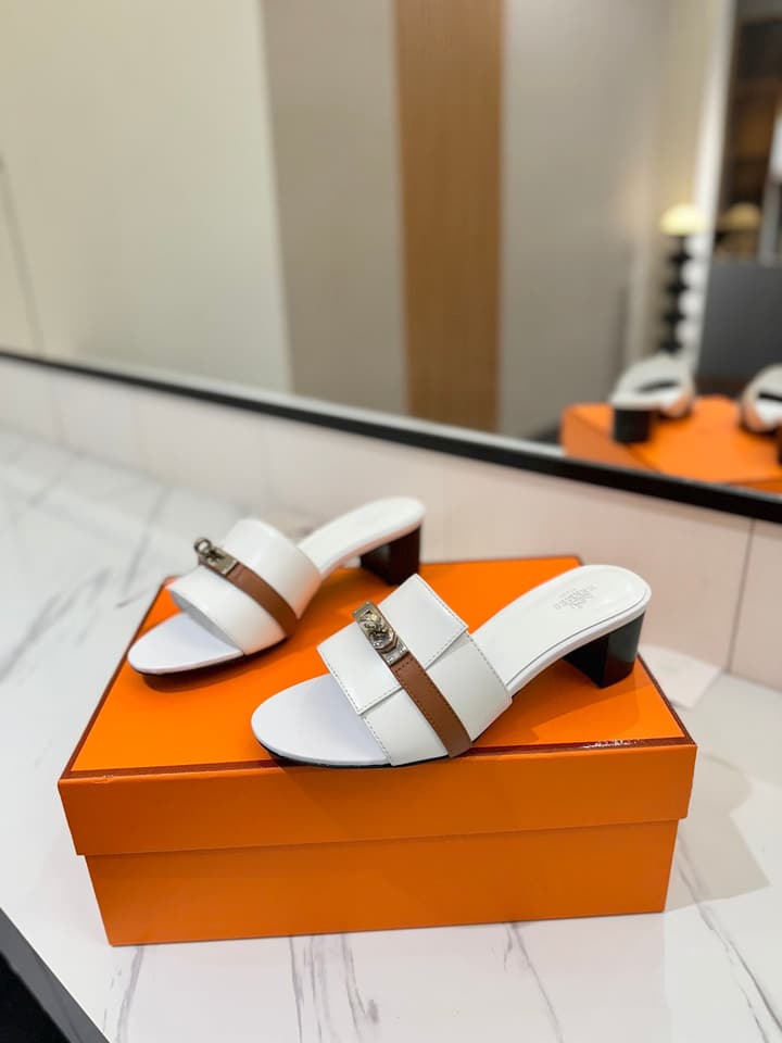 Hermès Classic Smooth Cowhide Heeled Sandals in Beige