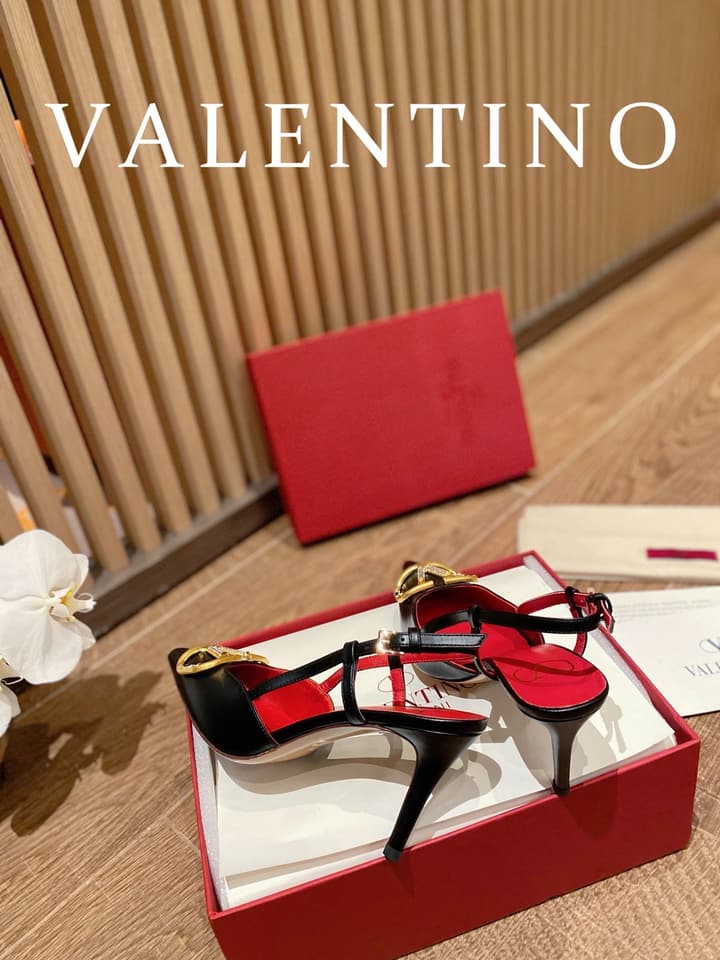 Valentino VLogo Signature Leather Pumps – 2022 Collection in Glossy Black With Red Lining