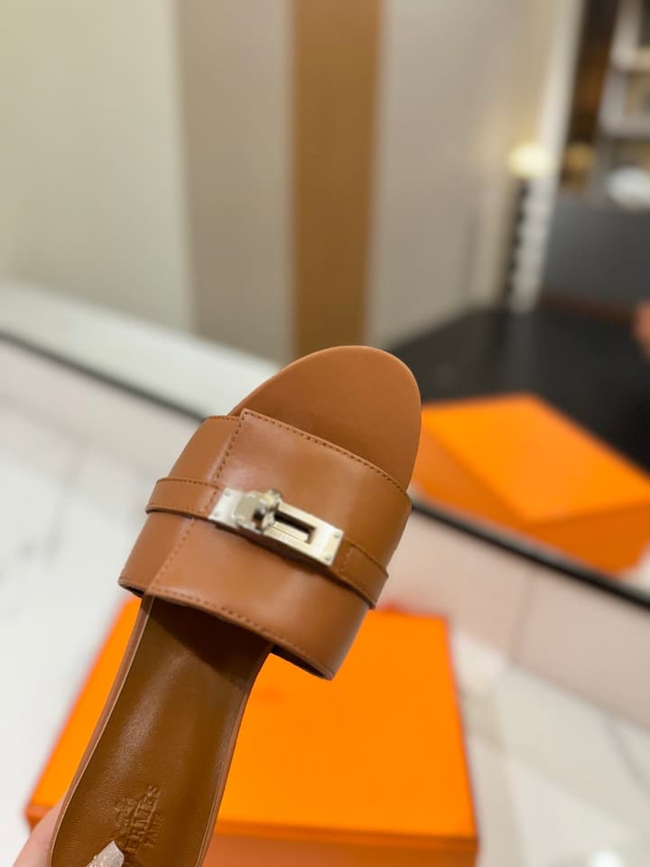 Hermès Classic Smooth Cowhide Heeled Sandals in Beige
