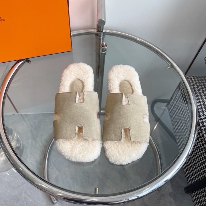 Hermès Izmir Classic H Wool Slippers in Black