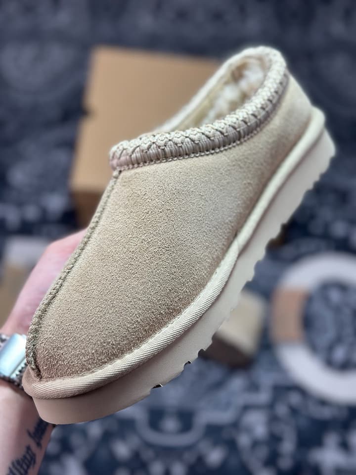 UGG Tazz Platform Snow Boots in Light Beige Suede