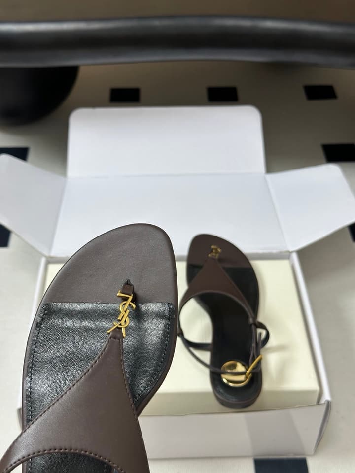 Saint Laurent Classic YSL Logo Flat Sandals – Spring/Summer Collection – 26S in Black