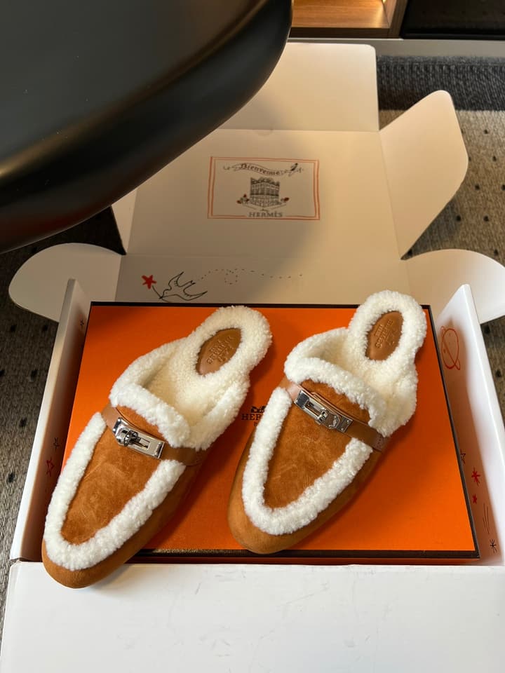 Hermès Leather Mules – 25FW in Black With White Fur