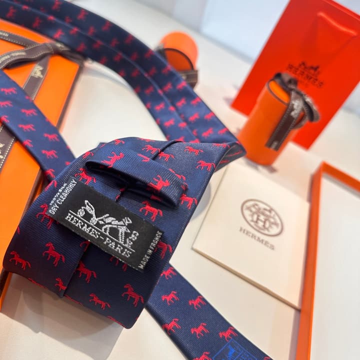 Hermès Animal Series Men's Silk Tie in Blue With Pink Pattern
