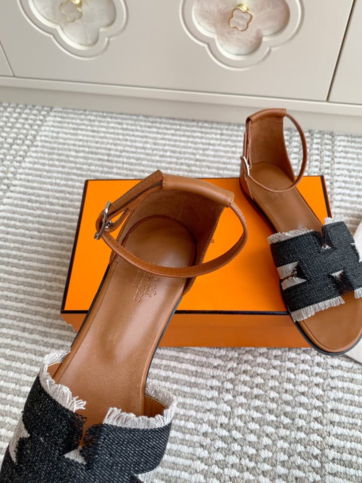 Hermès Santorini Classic H Flat Sandals in Taupe
