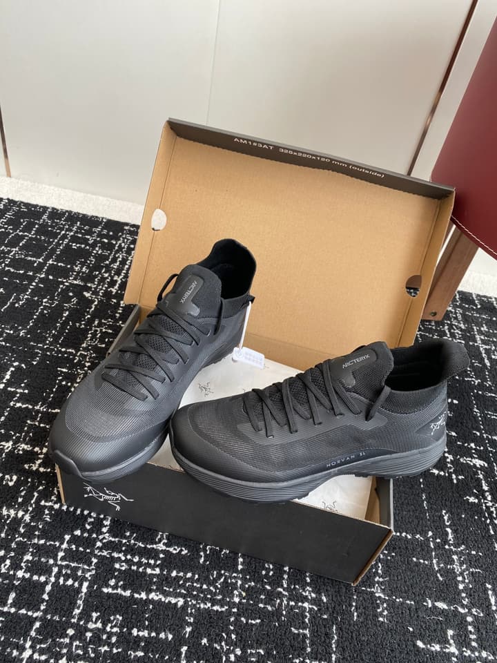 Arc'teryx Konseal Lt Hiking Shoes in All White