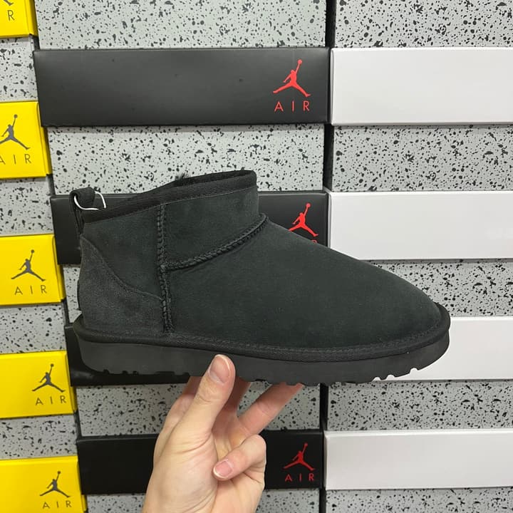 UGG Thick-Soled Low-Cut Fur-Lined Snow Boots in All Black Mini