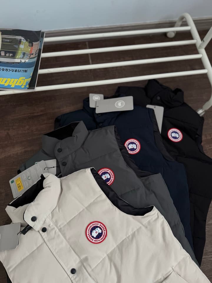 Canada Goose Unisex Down Puffer Vest in Black