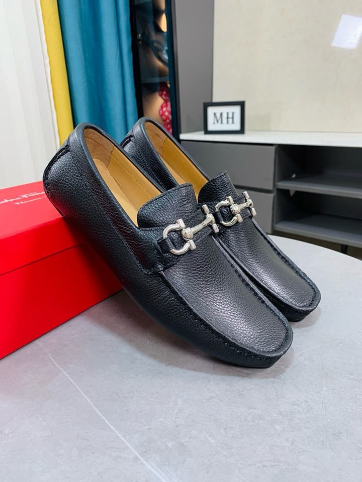 Ferragamo Pebbled Leather Driving Shoes in Black Leather, Black Lining