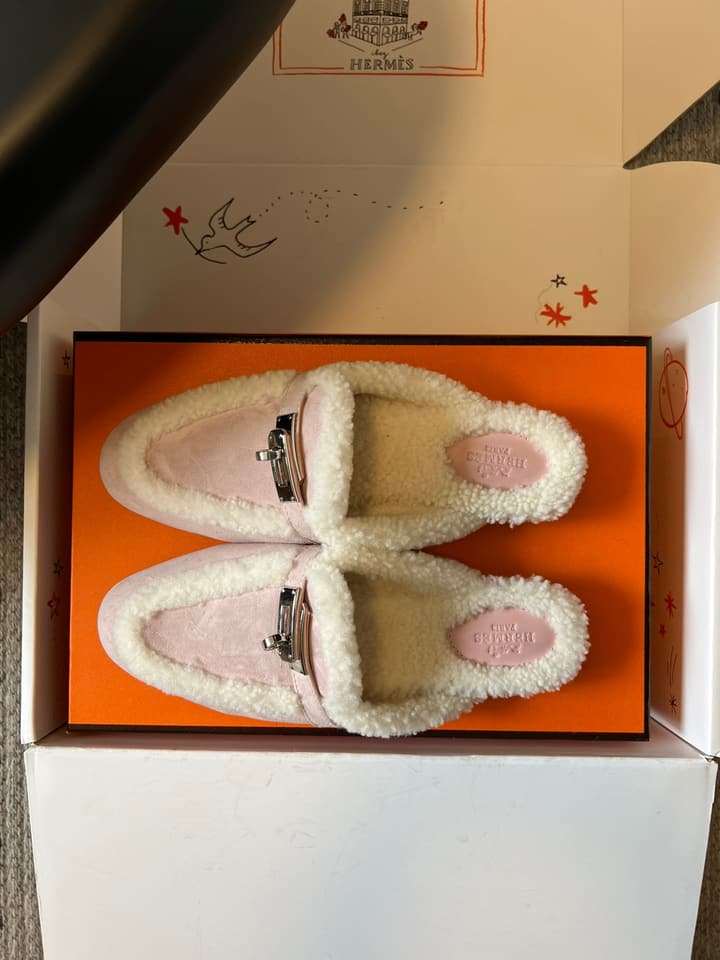 Hermès Leather Mules – 25FW in Black With White Fur