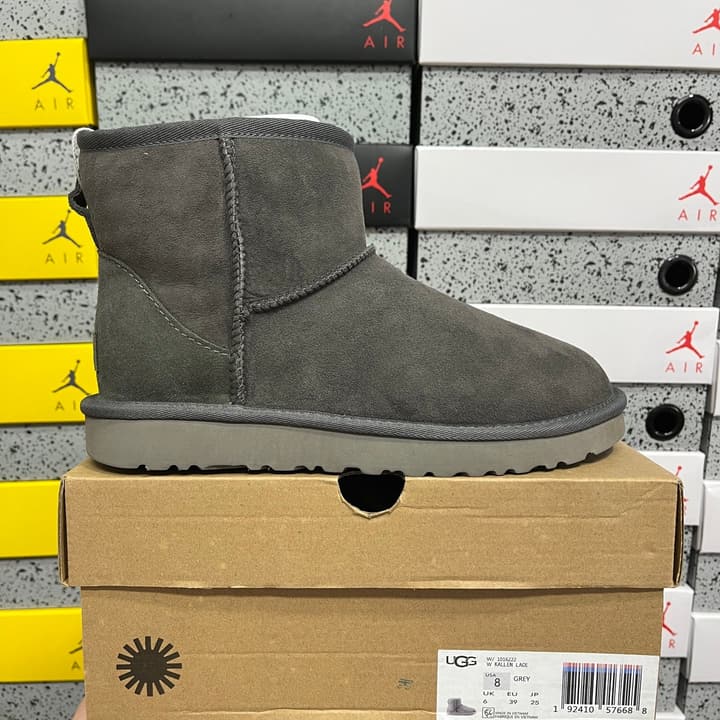 UGG Thick-Soled Low-Cut Fur-Lined Snow Boots in All Black Mini
