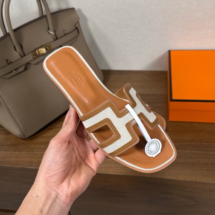 Hermès Oasis H Flat Sandals in Taupe Strap