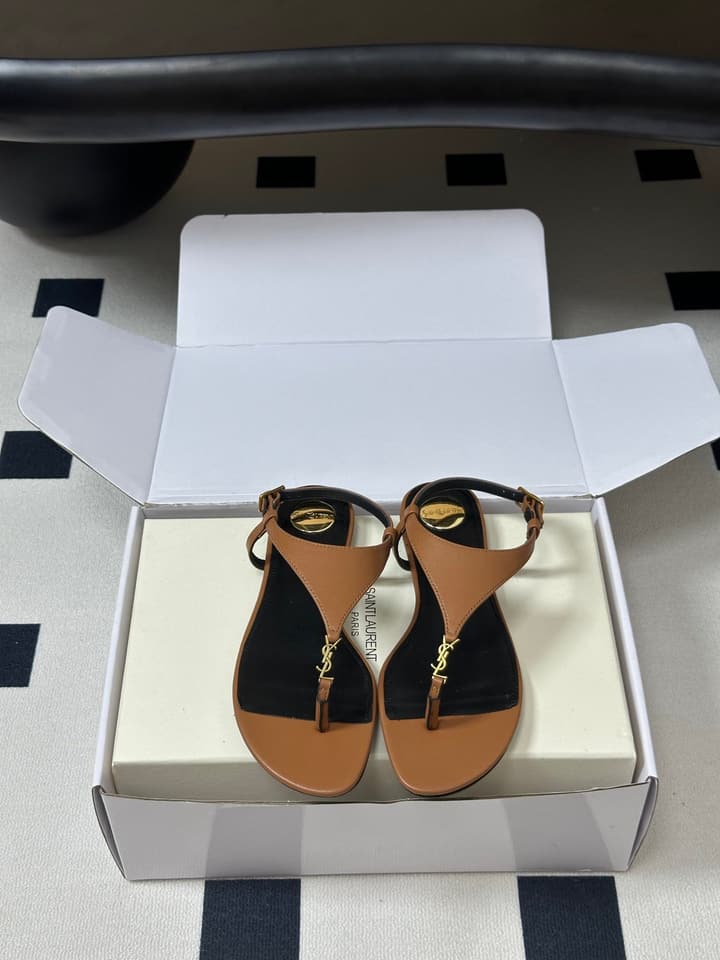 Saint Laurent Classic YSL Logo Flat Sandals – Spring/Summer Collection – 26S in Black