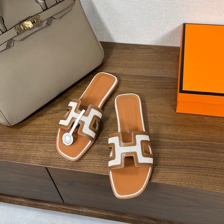 Hermès Oasis H Flat Sandals in Taupe Strap