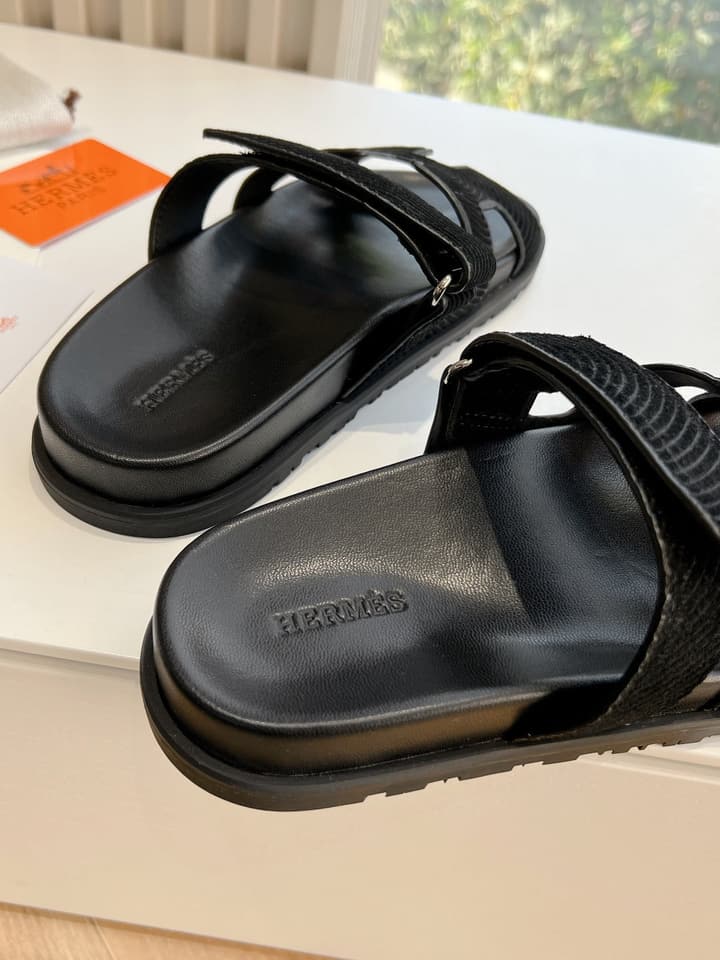 Hermès Pig Nose Thong Sandals – 2024 Spring/Summer Collection in Black