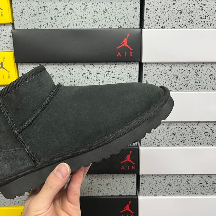 UGG Thick-Soled Low-Cut Fur-Lined Snow Boots in All Black Mini