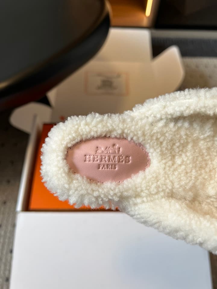 Hermès Leather Mules – 25FW in Black With White Fur