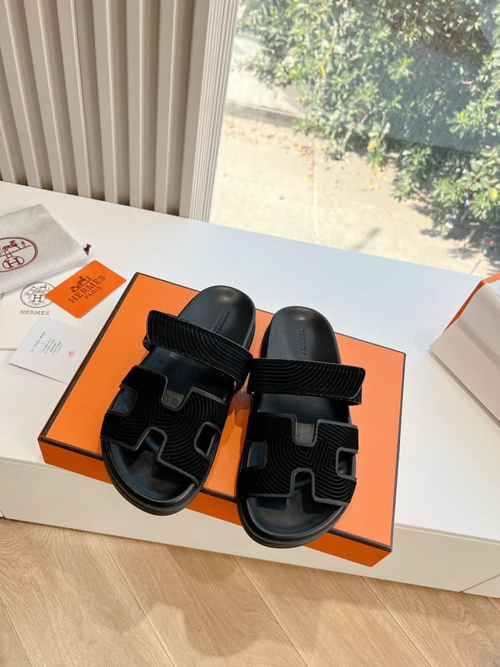 Hermès Pig Nose Thong Sandals – 2024 Spring/Summer Collection in Black