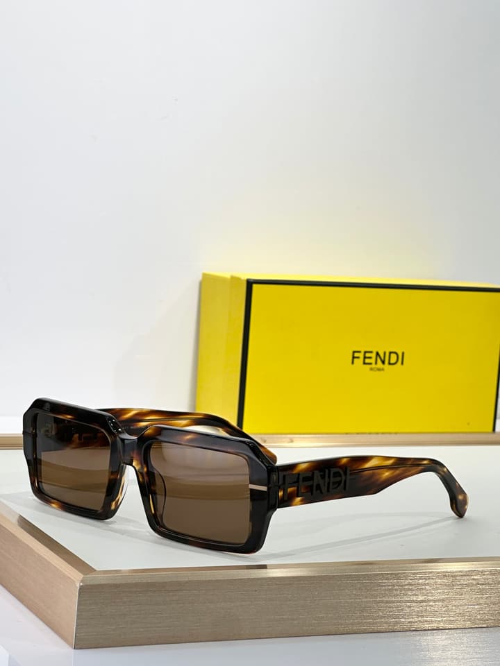 Fendi FE40073U Sunglasses