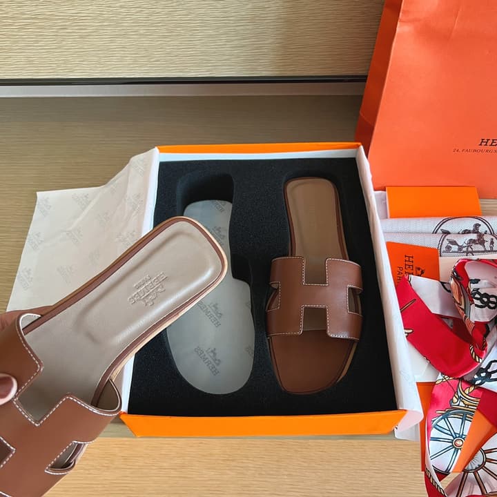 Hermès Handmade Leather Sandals – 2023 Spring Collection in Navy Blue Leather