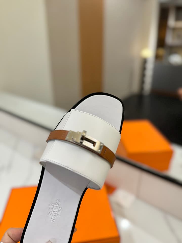Hermès Classic Timeless Leather Sandals in Black
