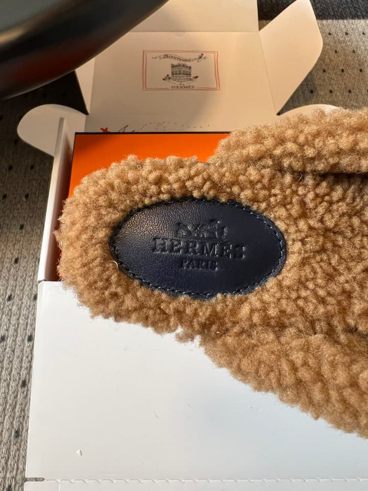 Hermès Leather Mules – 25FW in Black With White Fur