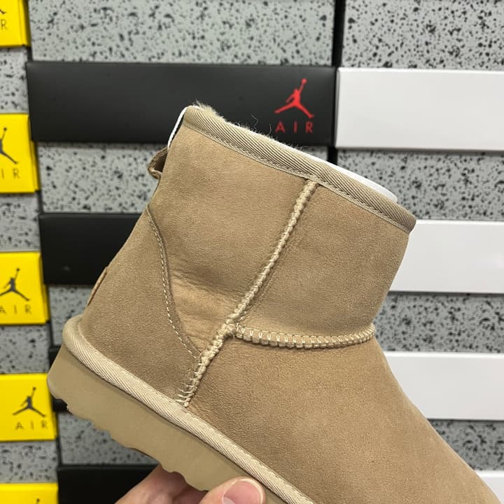 UGG Thick-Soled Low-Cut Fur-Lined Snow Boots in All Black Mini