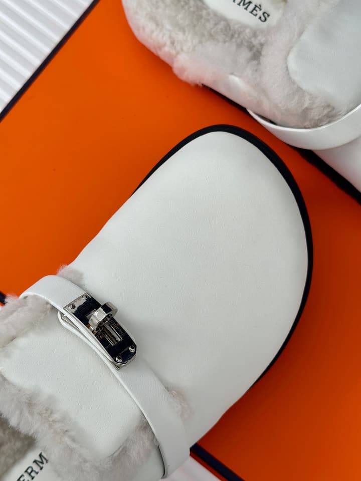Hermès Kelly Buckle Furry Slippers – Autumn/Winter Collection in Black Suede With White Fur