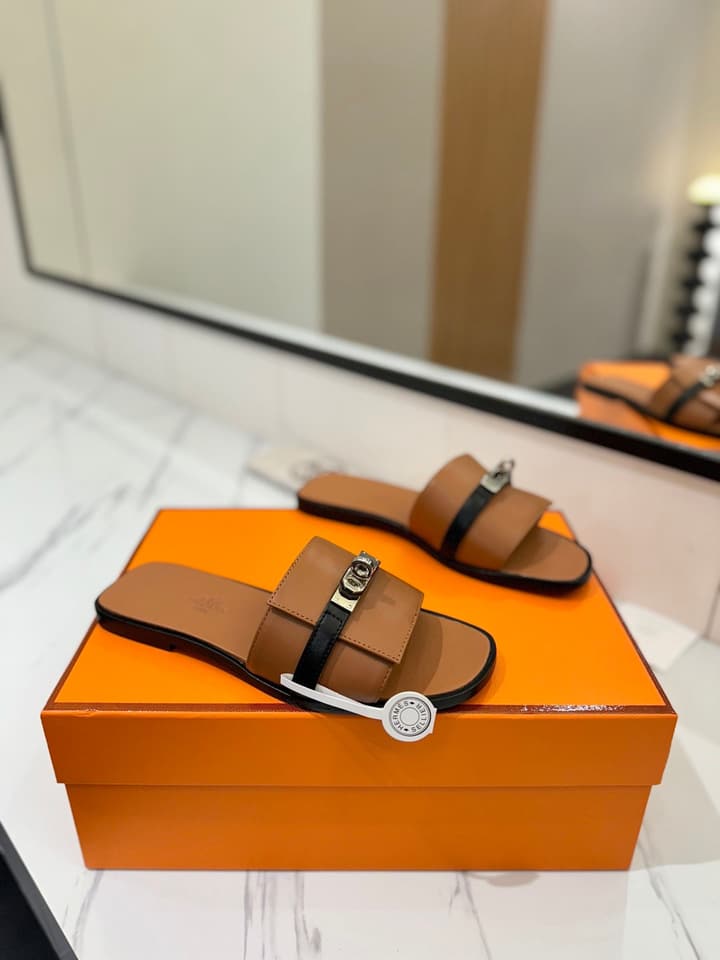 Hermès Classic Timeless Leather Sandals in Black