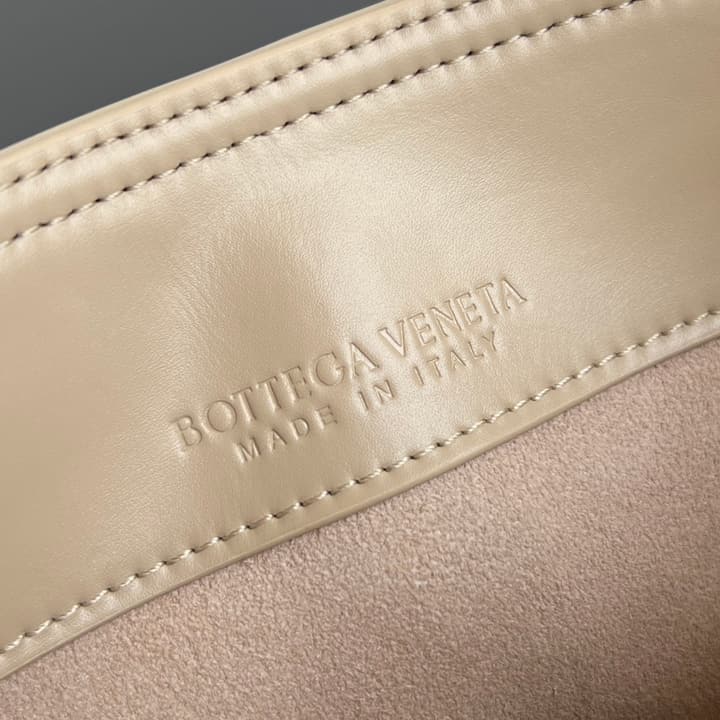 Bottega Veneta Liberta Bucket Bag – 25SS in Black