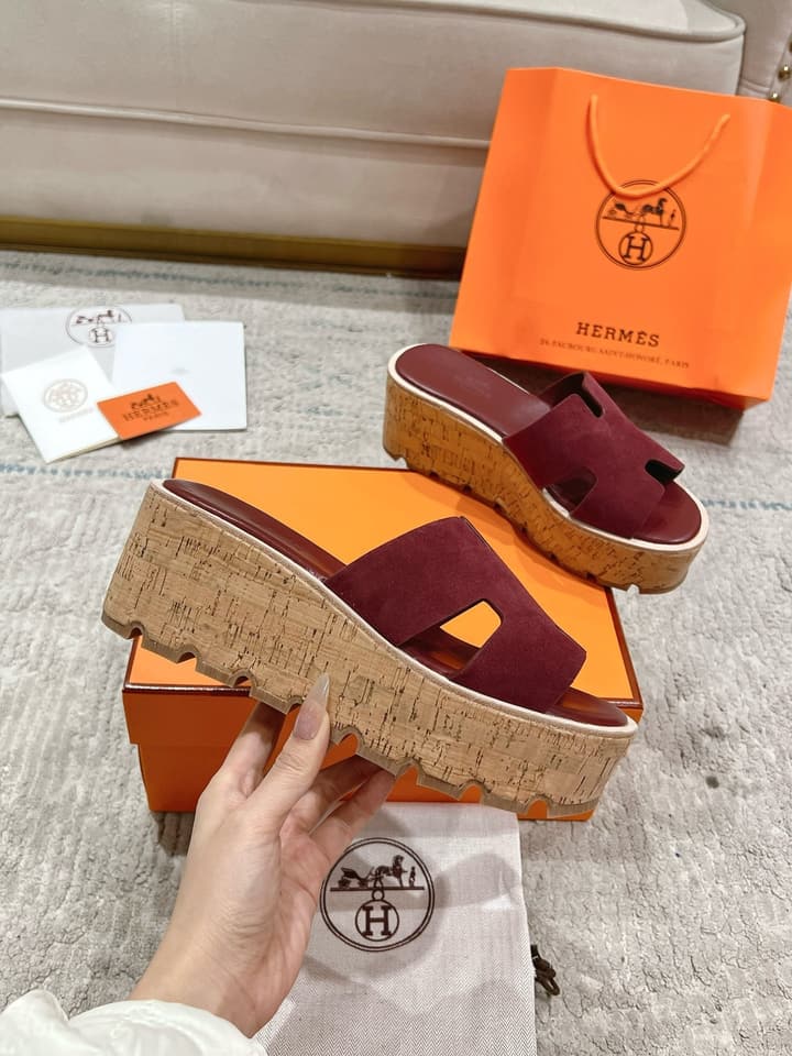 Hermès Wedge Sandals – 2024 Spring/Summer Collection in Bright Red Suede