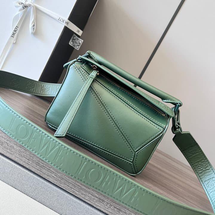 Loewe Puzzle Bag in Black