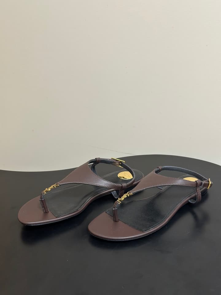 Saint Laurent Classic YSL Logo Flat Sandals – Spring/Summer Collection – 26S in Black