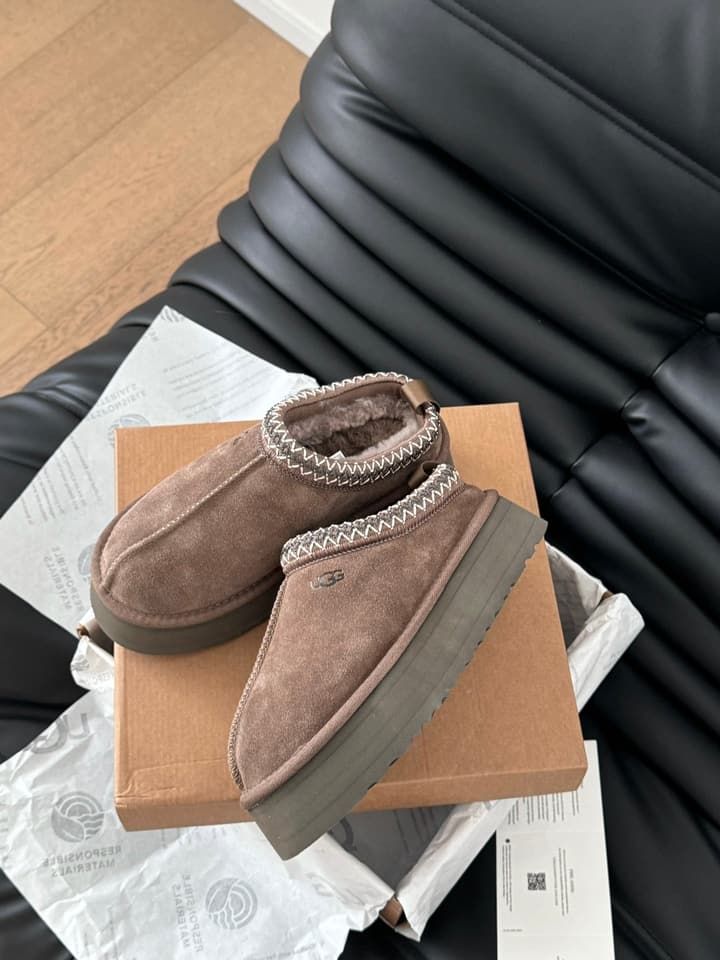 UGG Sheepskin Snow Boots – Autumn/Winter Essential in Dark Grey Suede