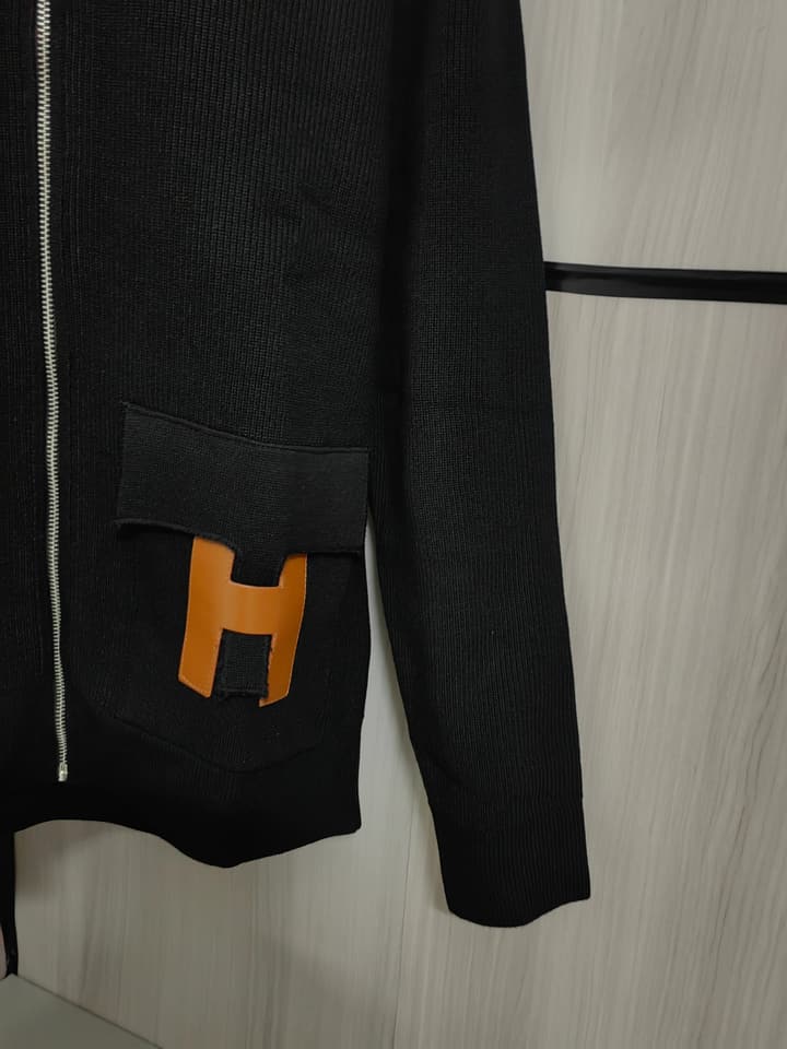 Hermès Unisex Wool-Blend Knit Cardigan – Autumn/Winter in Black With Orange H Pockets