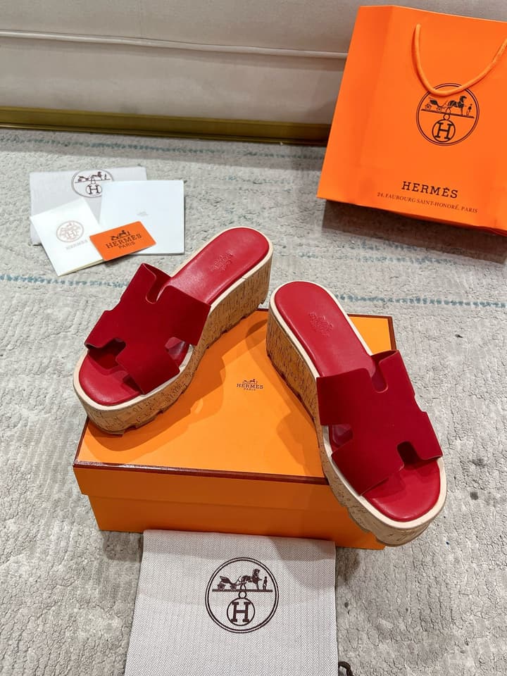 Hermès Wedge Sandals – 2024 Spring/Summer Collection in Bright Red Suede