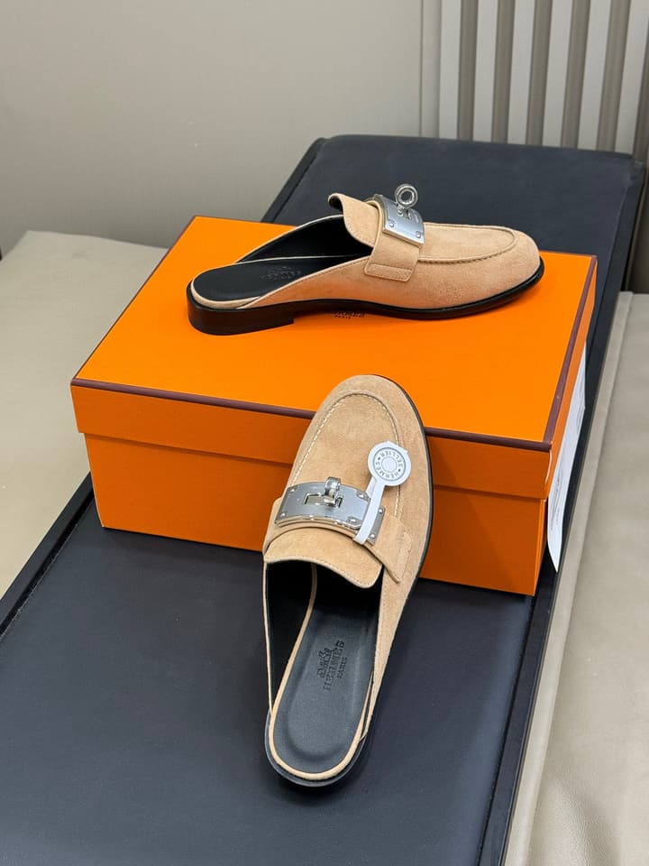 Hermes Kelly Wide Buckle Mules – 2025 Collection in Black