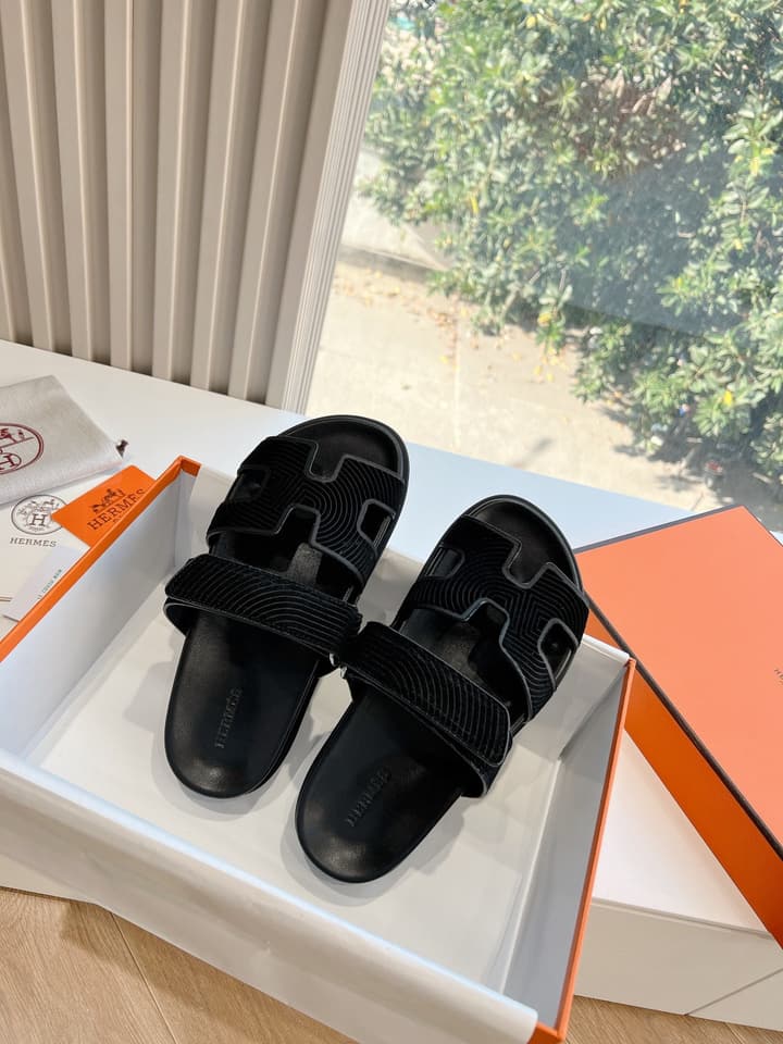 Hermès Pig Nose Thong Sandals – 2024 Spring/Summer Collection in Black