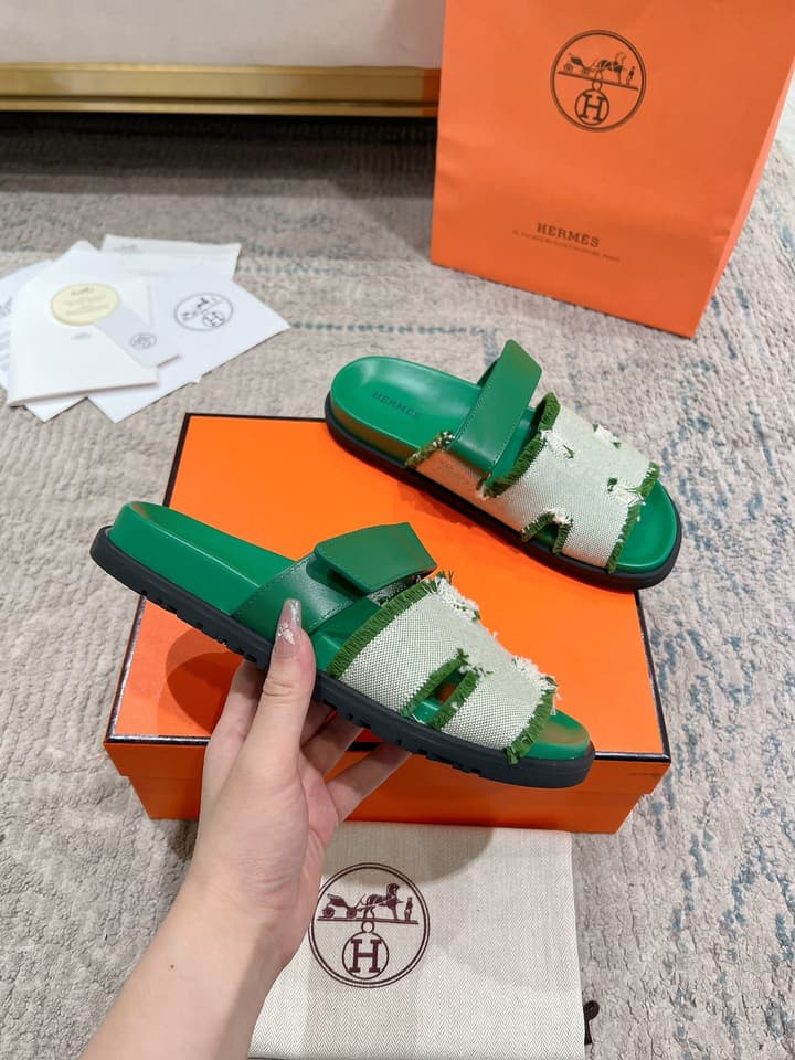 Hermès Chypre Leather Slides – 2023SS in Emerald Green & Textured Beige