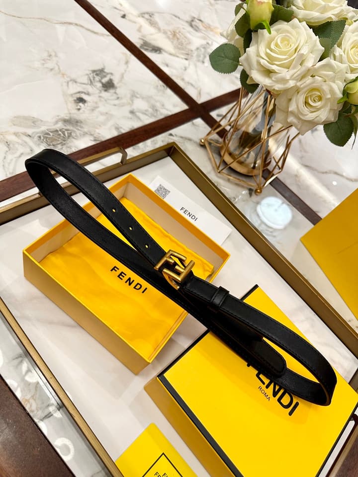 Fendi Classic Leather Belt – 2.5cm in Black Leather With Antique Gold Buckle